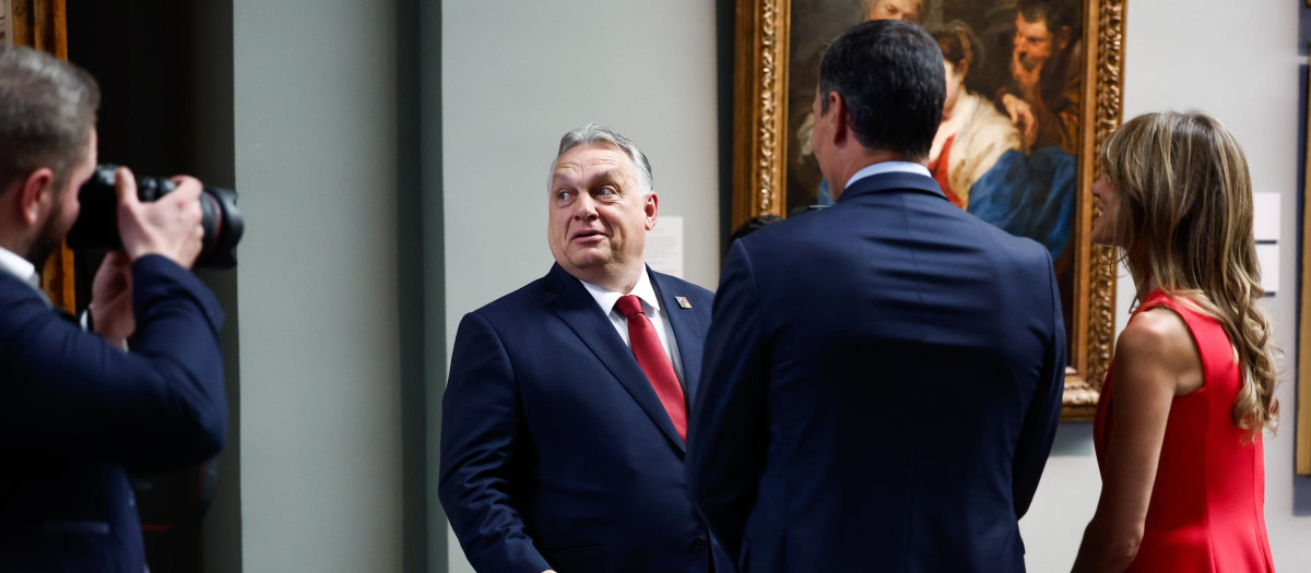 Viktor Orban, primer ministro de Hungría, llega al Museo del Prado, donde es recibido por Pedro Sánchez y su mujer, Begoña Gómez