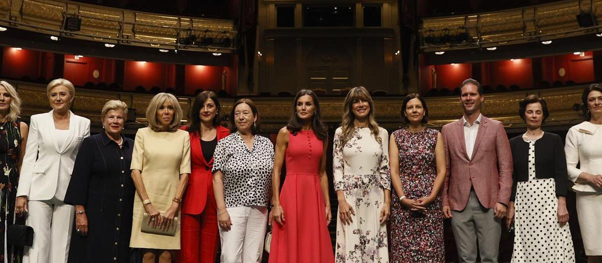 La Reina Letizia, junto al resto de acompañantes de la OTAN, este jueves durante su visita al Teatro Real de Madrid