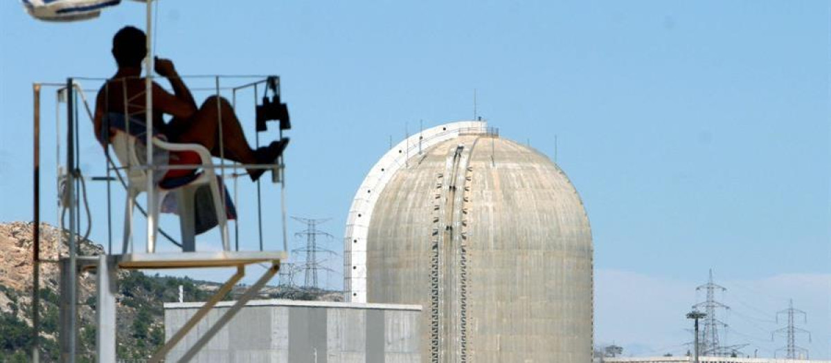 Un socorrista vigila la playa próxima a la central nuclear de Vandellós II en Tarragona, España