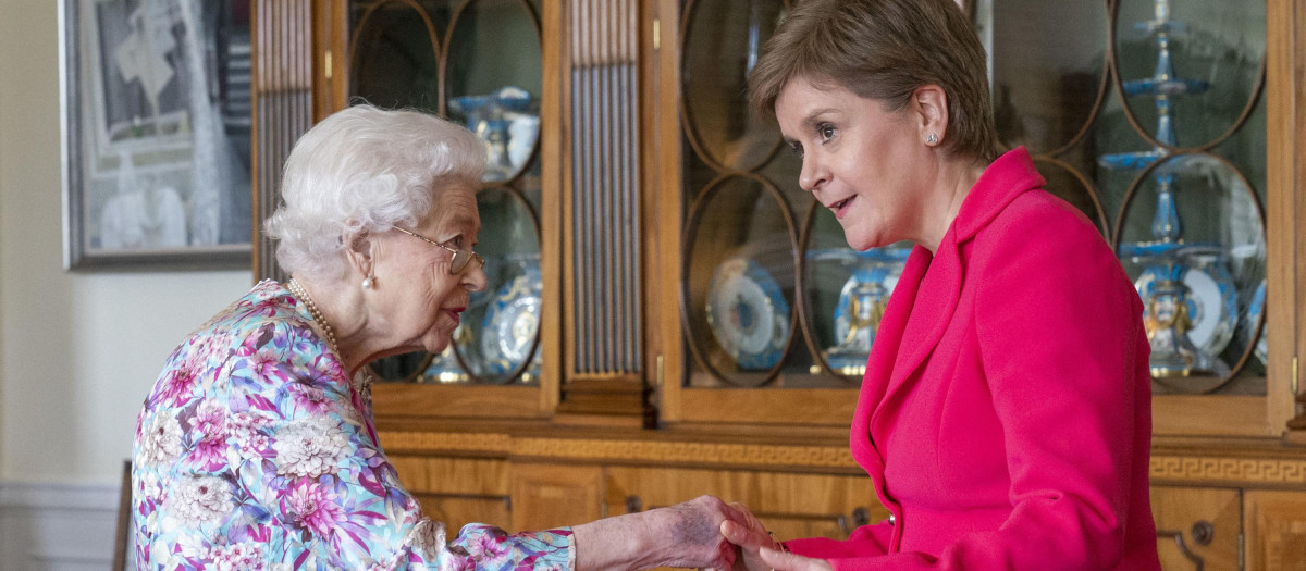Nicola Sturgeon, primera ministra escocesa, se reúne con la Reina Isabel II en el palacio de Holyroodhouse