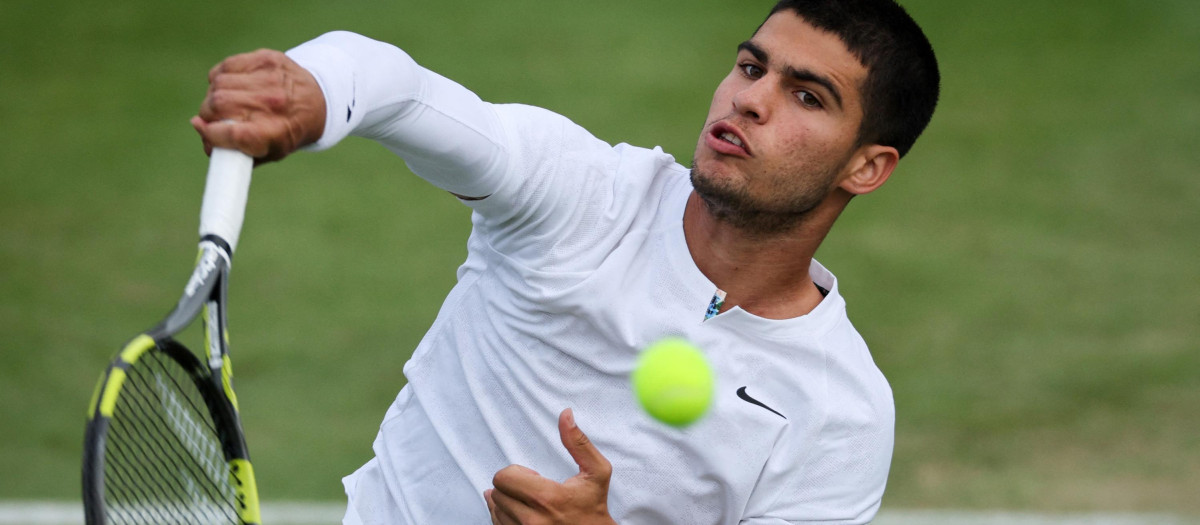 Carlos Alcaraz, en un momento de un saque en Wimbledon