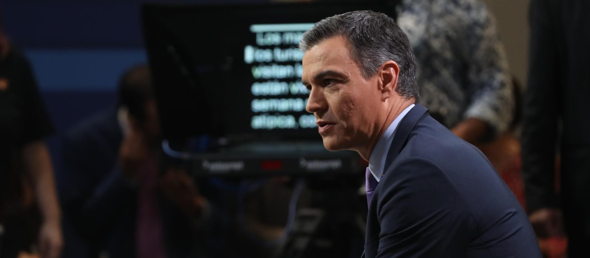 El presidente del Gobierno, Pedro Sánchez, concede una entrevista a TVE a su llegada a la segunda jornada de la cumbre de la OTAN