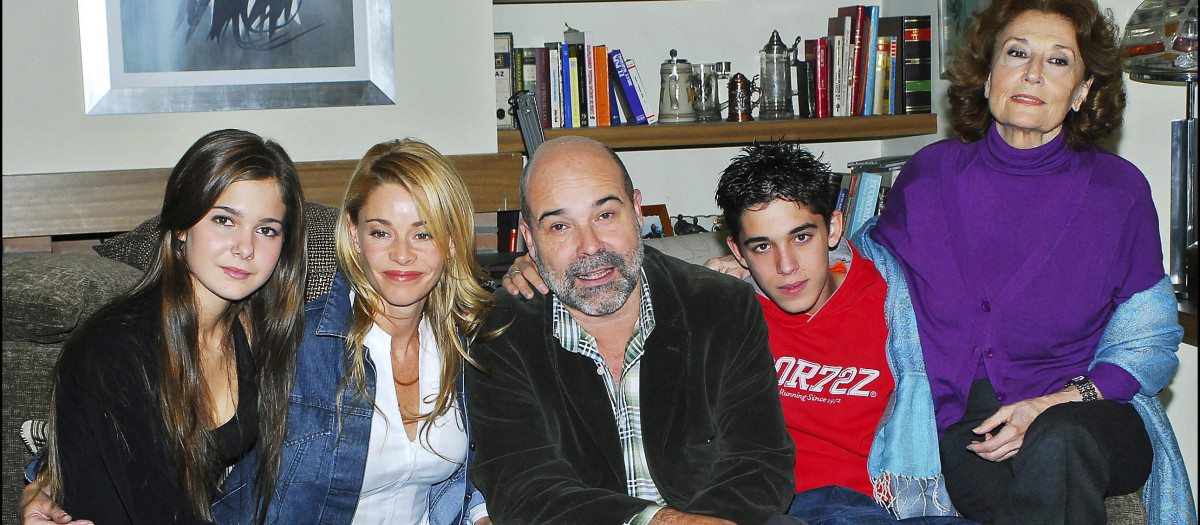 PRESENTACION DE NUEVA TEMPORADA DE LA SERIE DE TV " LOS SERRANO " 
EN LA IMAGEN JULIA GUTIERREZ CABA, VICTOR ELIAS, ANTONIO RESINES, BELEN RUEDA Y NATALIA SANCHEZ
OG / Radialpress / ©Radialpress
14/11/2006
MADRID *** Local Caption *** Presentation of the tv serie " Los Serrano "
In the picture Julia Gutierrez Caba, Victor Elias, Antonio Resines, Belen Rueda and Natalia Sanchez