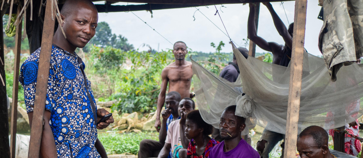 Residentes de Elechi, en Nigeria, tras las inundaciones del monzón.