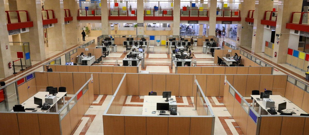 Varios empleados trabajan en una oficina de la Agencia Tributaria