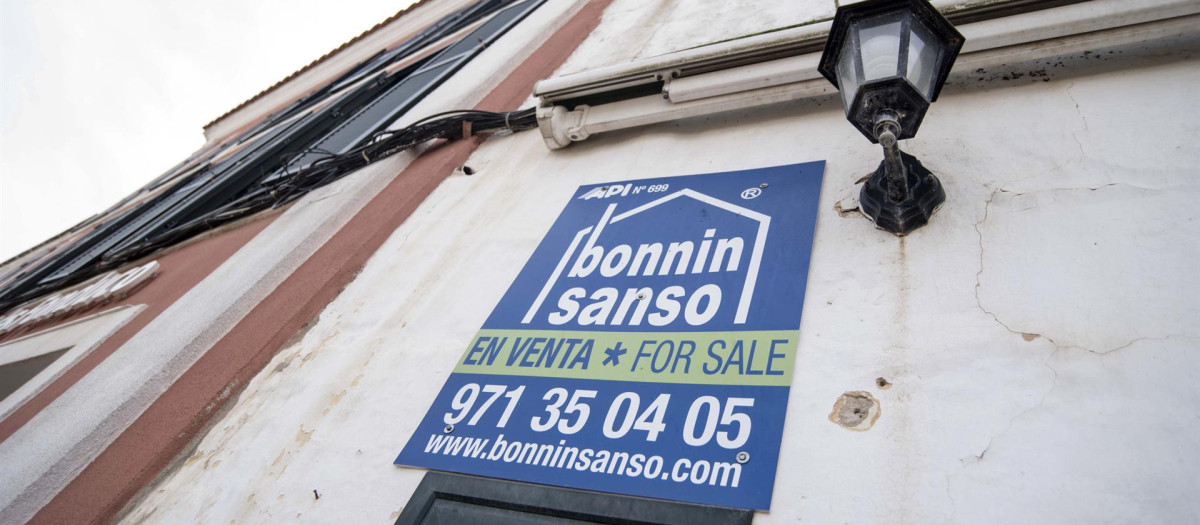 En la imagen, cartel de una inmobiliaria en una vivienda de Mahón