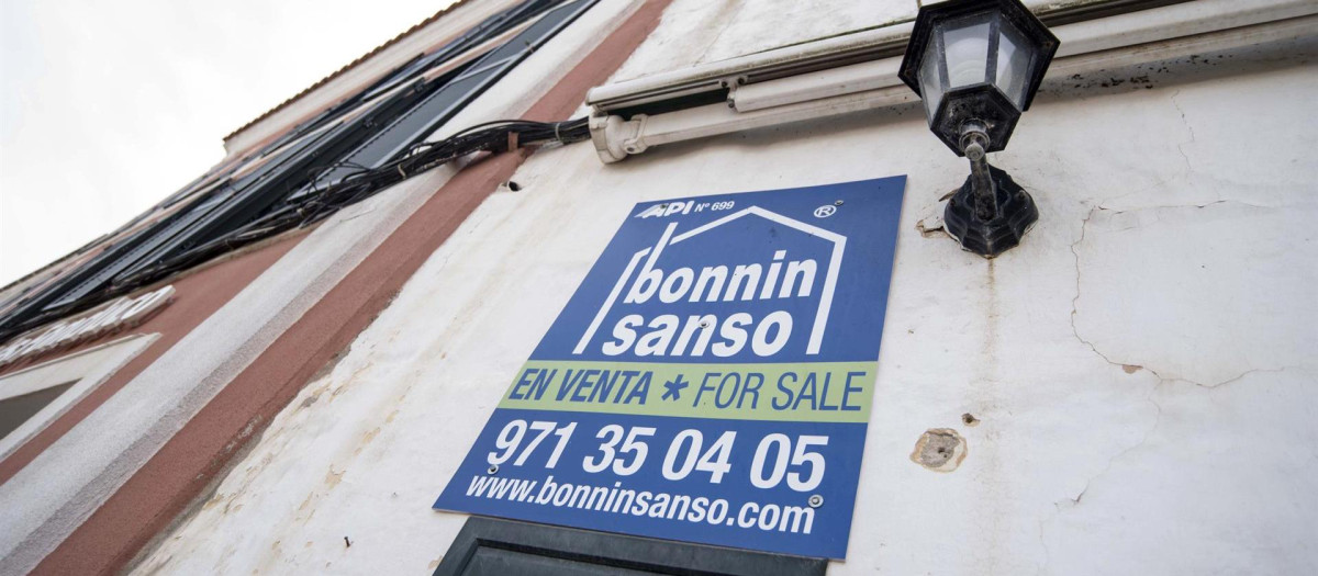 En la imagen, cartel de una inmobiliaria en una vivienda de Mahón