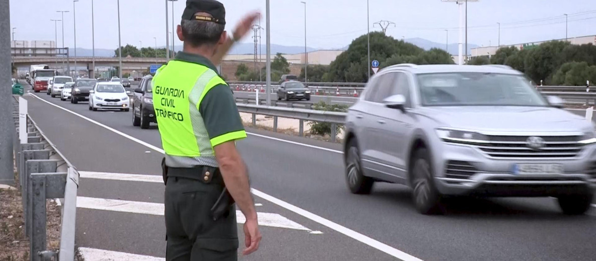 Imagen de la Guardia Civil dirigiendo el tráfico