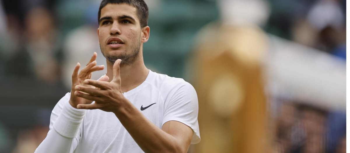 Alcaraz aplaude al público de Wimbledon tras pasar a octavos
