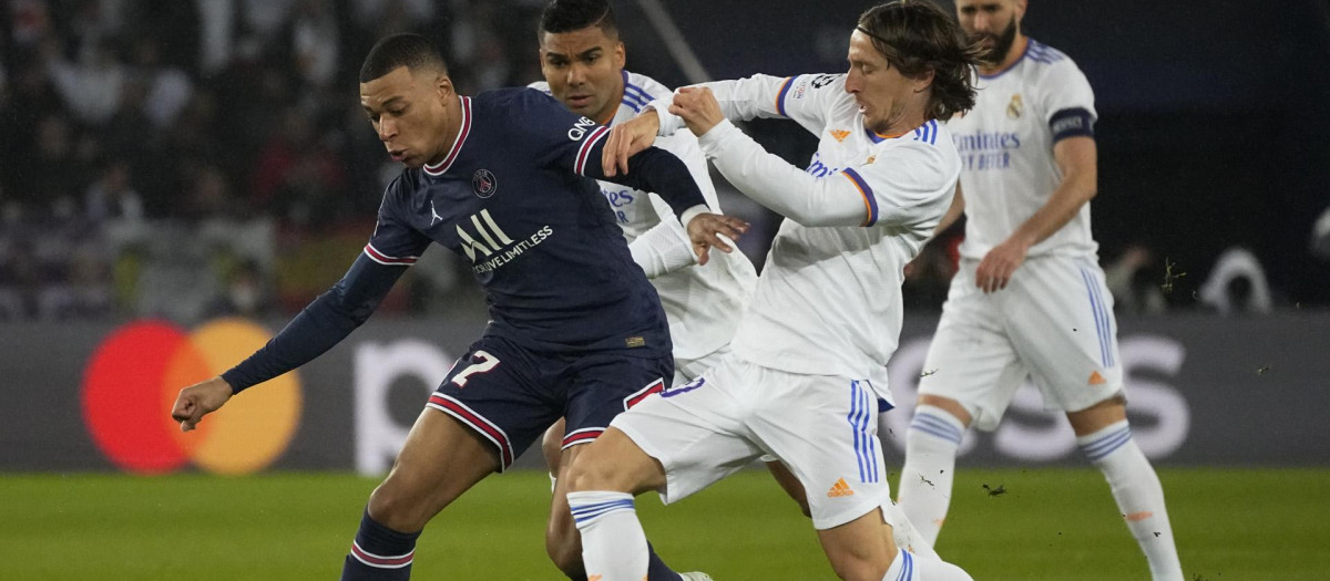 Luka Modric y Kylian Mbappé, en el PSG-Real Madrid de Champions