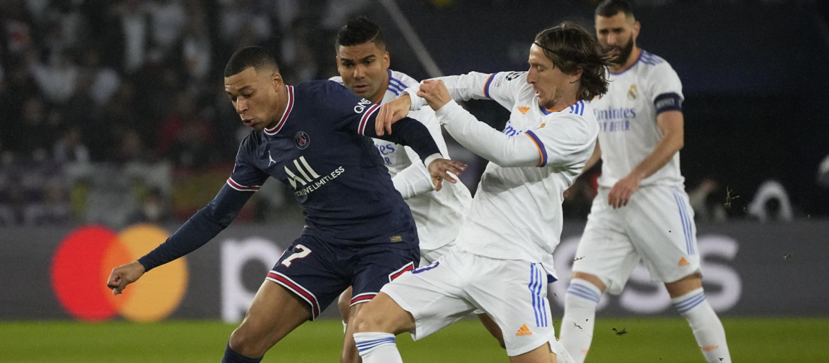 Luka Modric y Kylian Mbappé, en el PSG-Real Madrid de Champions