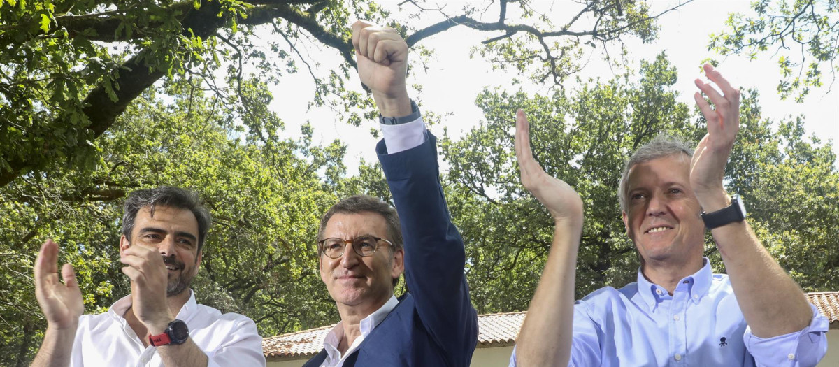 El presidente del PP, Alberto Núñez Feijoo (c), el presidente de la Xunta de Galicia, Alfonso Rueda (d), y el presidente del PP en la provincia de A Coruña, Diego Calvo, durante su intervención en la IV Romería Popular de la localidad coruñesa de O Pino