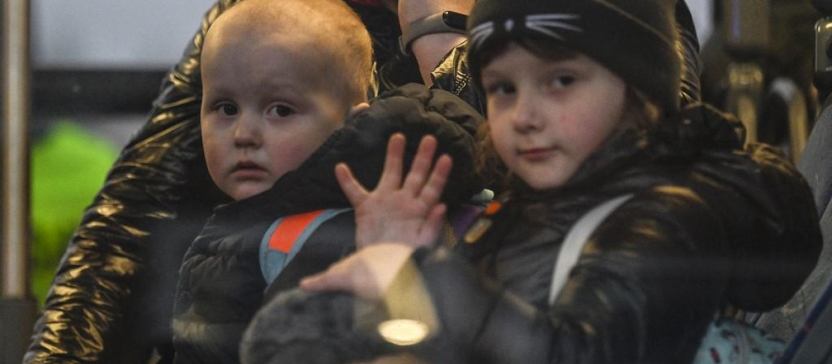 Niños ucranianos efectúan el cruce de la frontera polaca, en Medyka