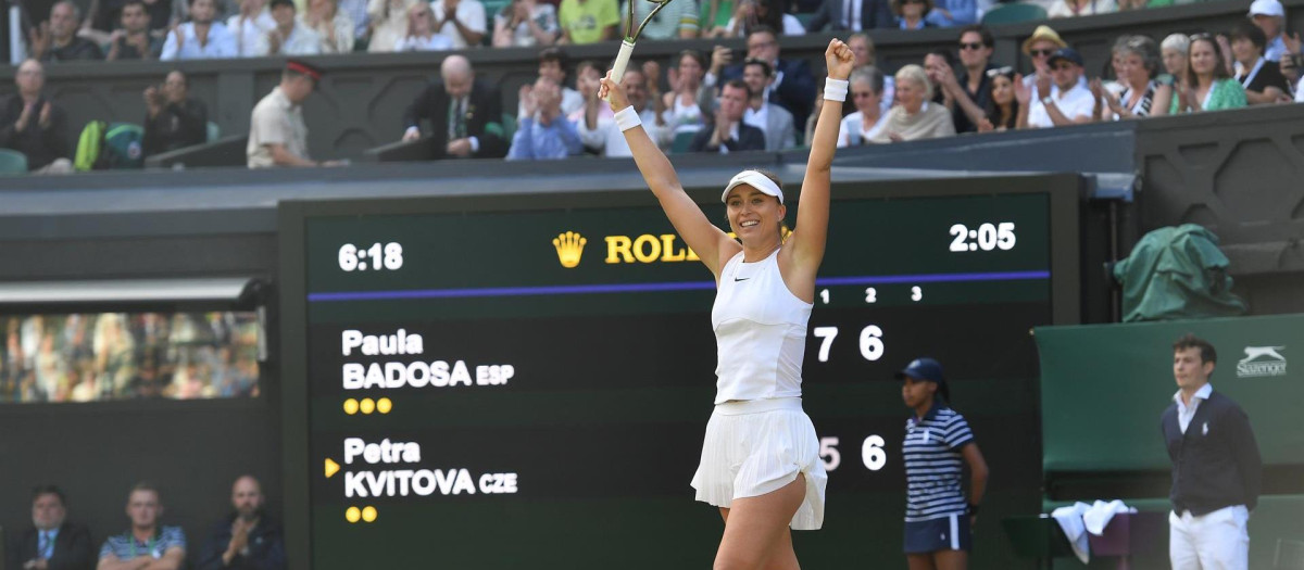 Paula Badosa levanta los brazos tras ganar a Kvitova
