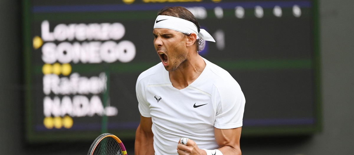 Rafa Nadal celebra con garra uno de sus puntos a Sonego