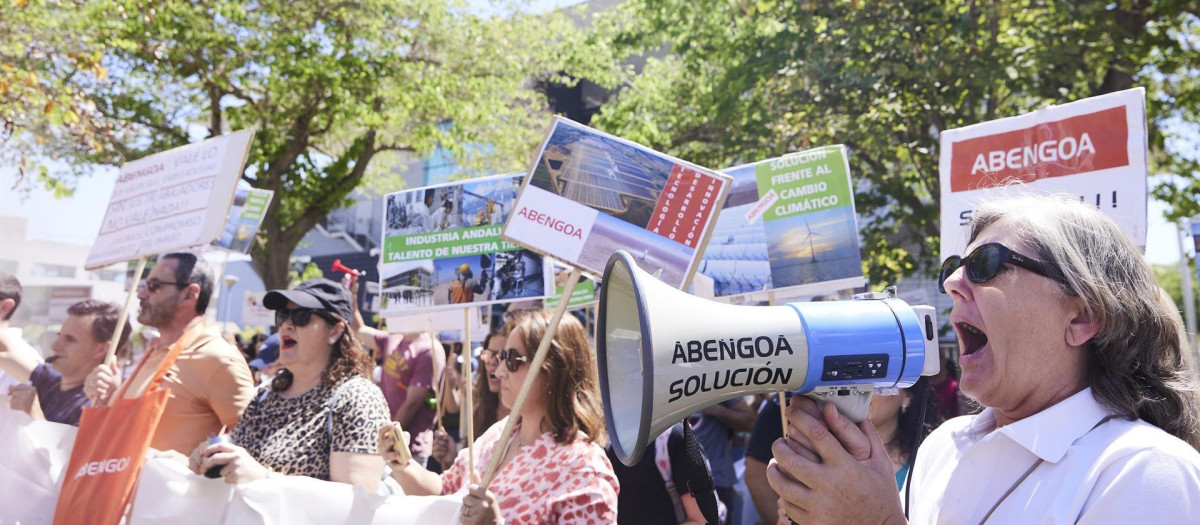 Trabajadores de Abengoa en la consejería de Economía, a 30 de junio de 2022 en Sevilla