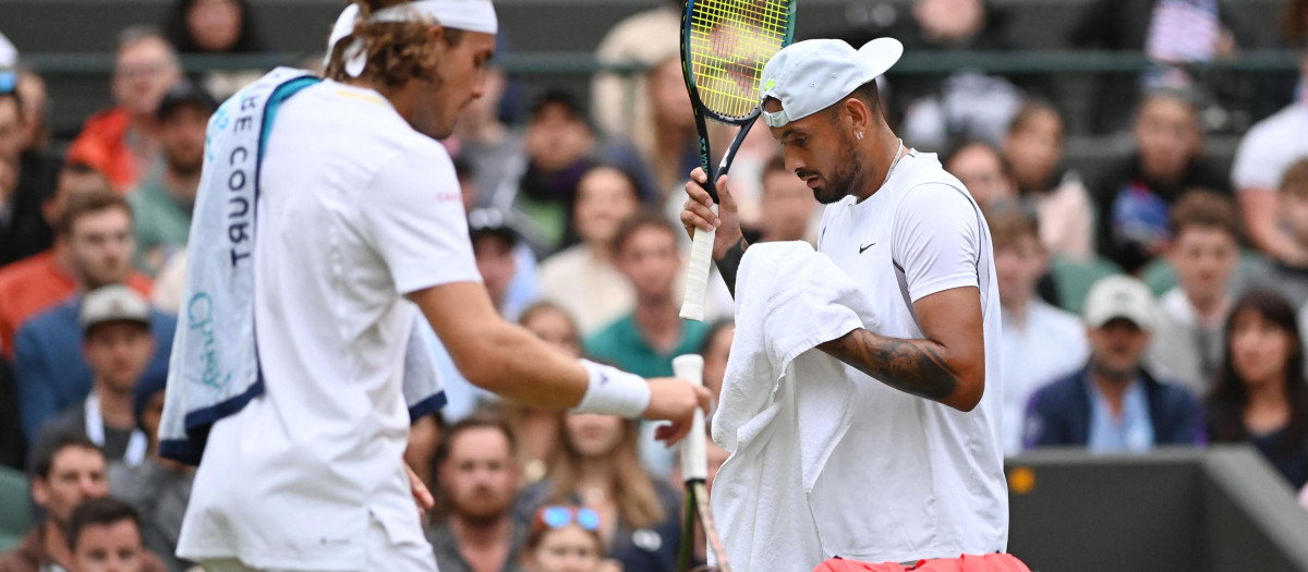 Stefanos Tsitsipas y Nick Kyrgios durante este tenso partido en Wimbledon