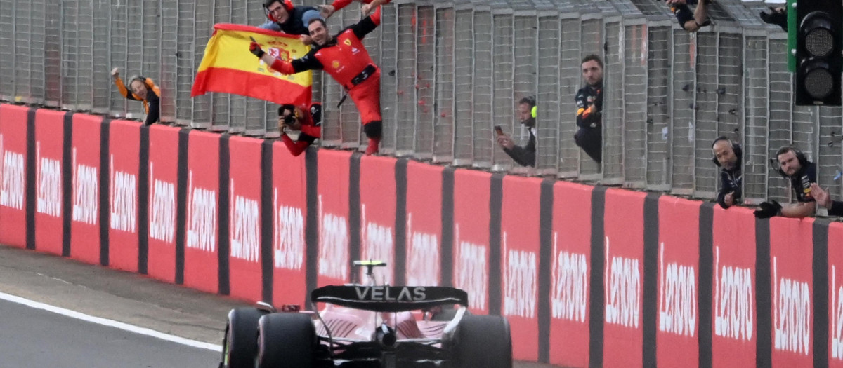 Una bandera de España recibió a Carlos Sainz en el momento en el que cruzó la línea de meta
