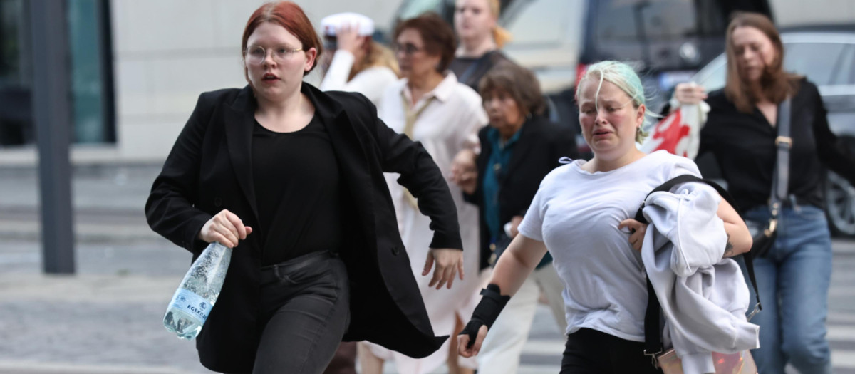 Personas corriendo durante la evacuación del centro comercial Fields, en Copenhague, Dinamarca