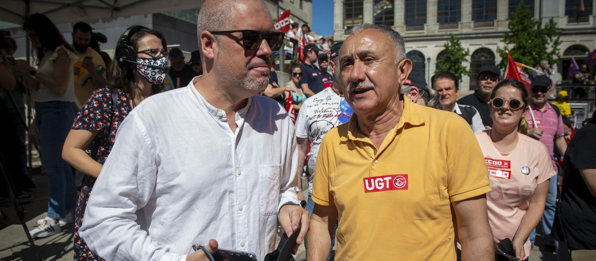 El secretario general de UGT, Pepe Álvarez (D), y el secretario general de CCOO, Unai Sordo