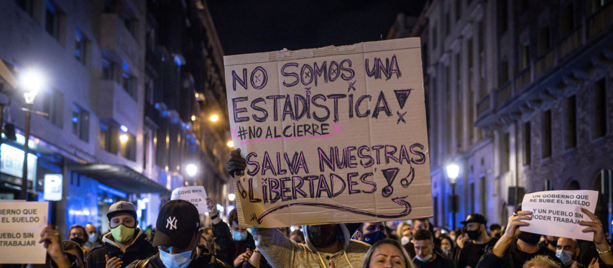 Un grupo de personas protesta por las restricciones y reclama soluciones a la crisis económica