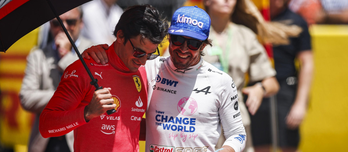 Carlos Sainz junto a Fernando Alonso, piloto de Alpine