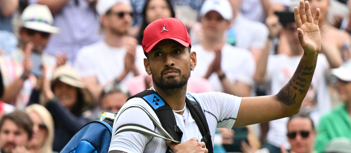 Nick Kyrgios, con gorra roja, durante su encuentro de octavos en Wimbledon