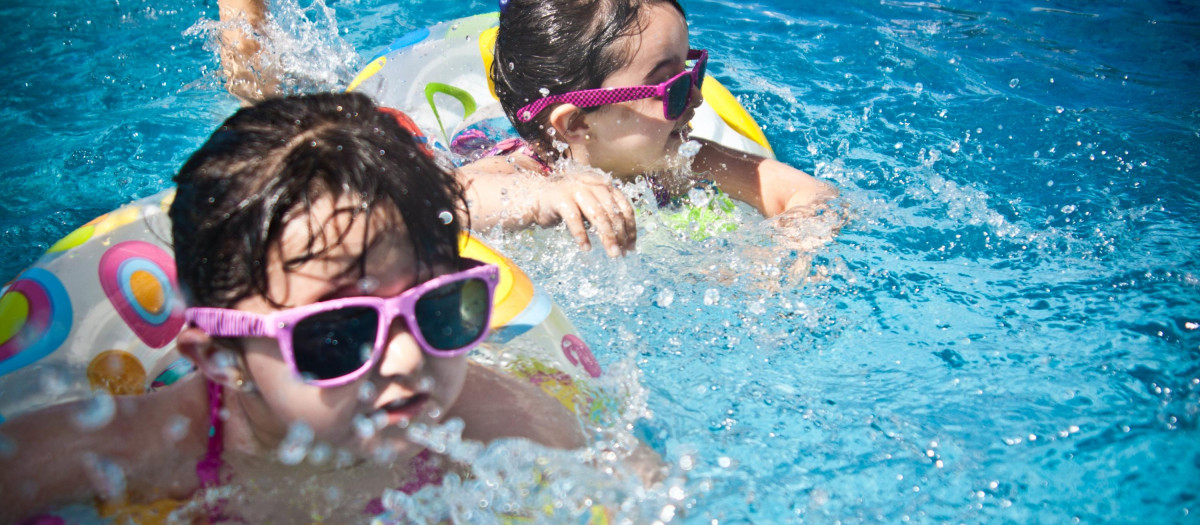 Niños piscina verano