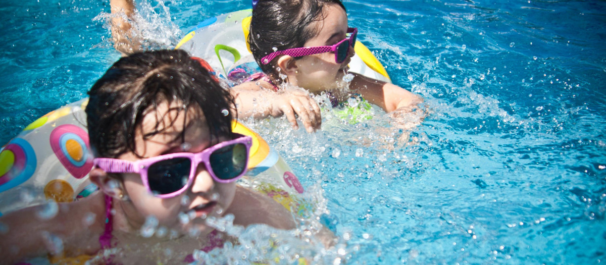 Niños piscina verano
