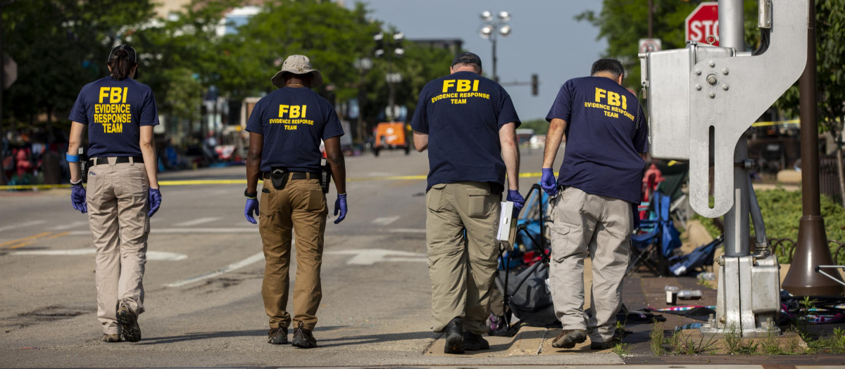 Un grupo de agentes del FBI investiga la zona del crimen