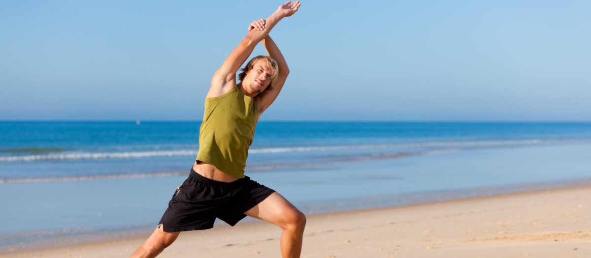Hombre haciendo ejercicio en la playa