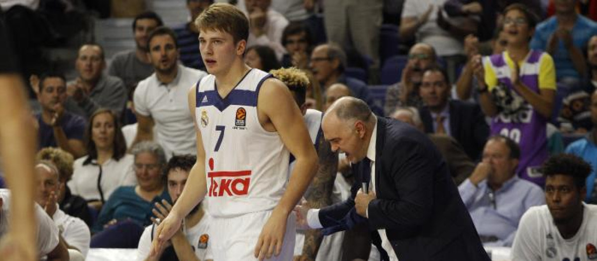 Luka Doncic y Pablo Laso, durante un partido en el año 2016