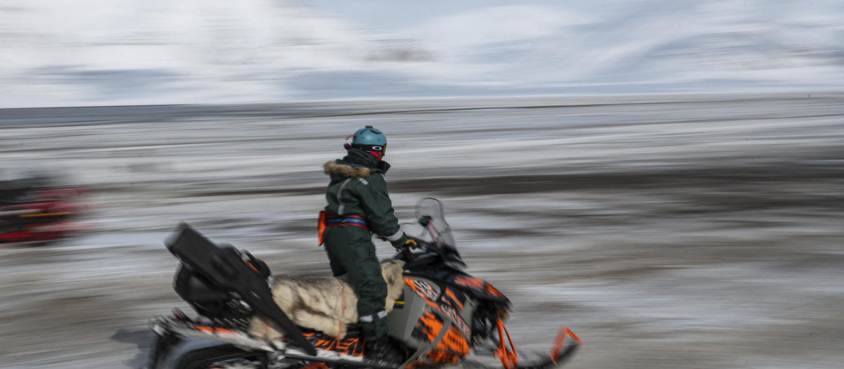 Un policía en moto de nieve circula por Svalbard