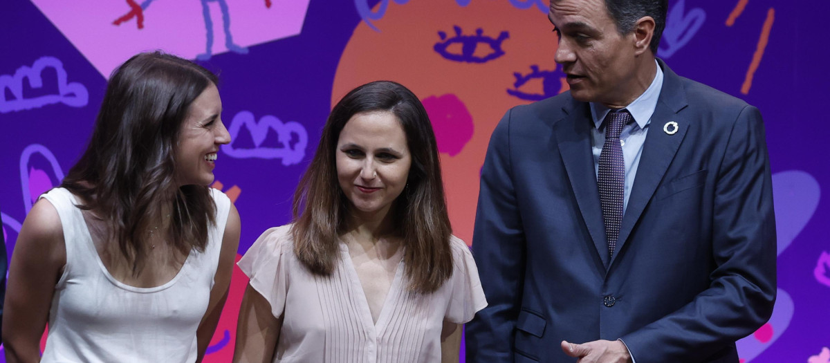 Pedro Sánchez junto a Ione Belarra e Irene Montero este miércoles