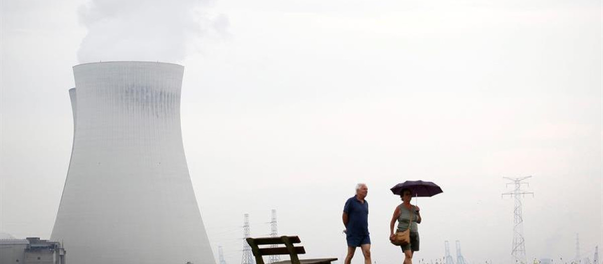 Una pareja pasea en las proximidades de la central nuclear de Doel, Bélgica