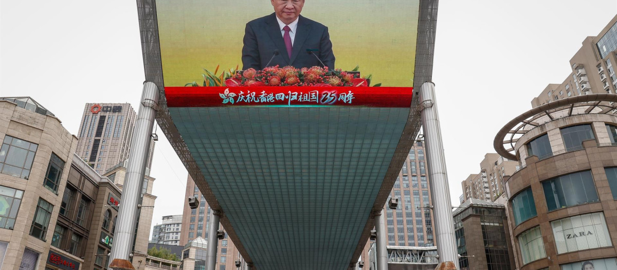 Una pantalla muestra al presidente chino, Xi Jinping, hablando durante una ceremonia