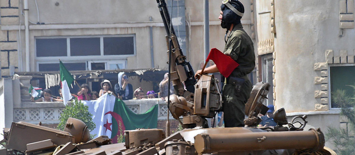 Algerian soldiers take part in a parade in the capital Algiers on July 5, 2022, as the country celebrates the 60th anniversary of its independence. (Photo by RYAD KRAMDI / AFP)
