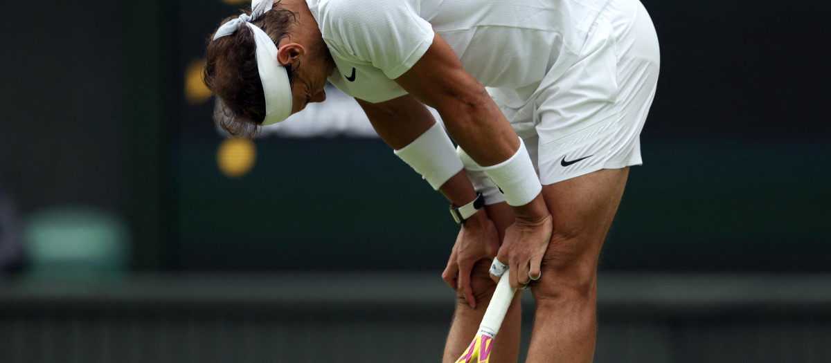 Rafa Nadal doliéndose durante el partido frente a Fritz en Wimbledon