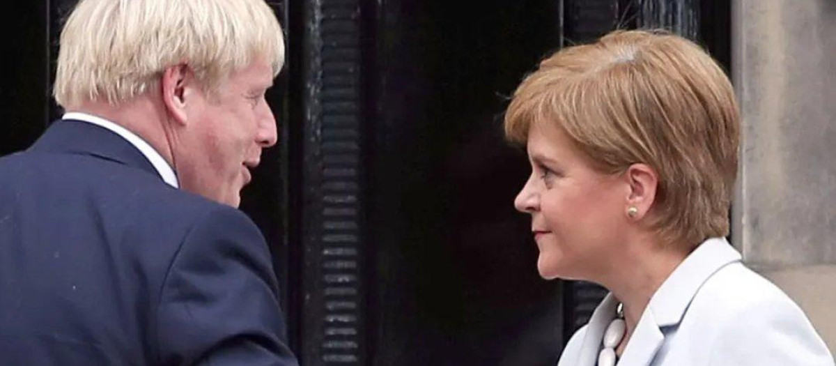 El primer ministro británico, Boris Johnson, y la primera ministra escocesa, Nicola Sturgeon