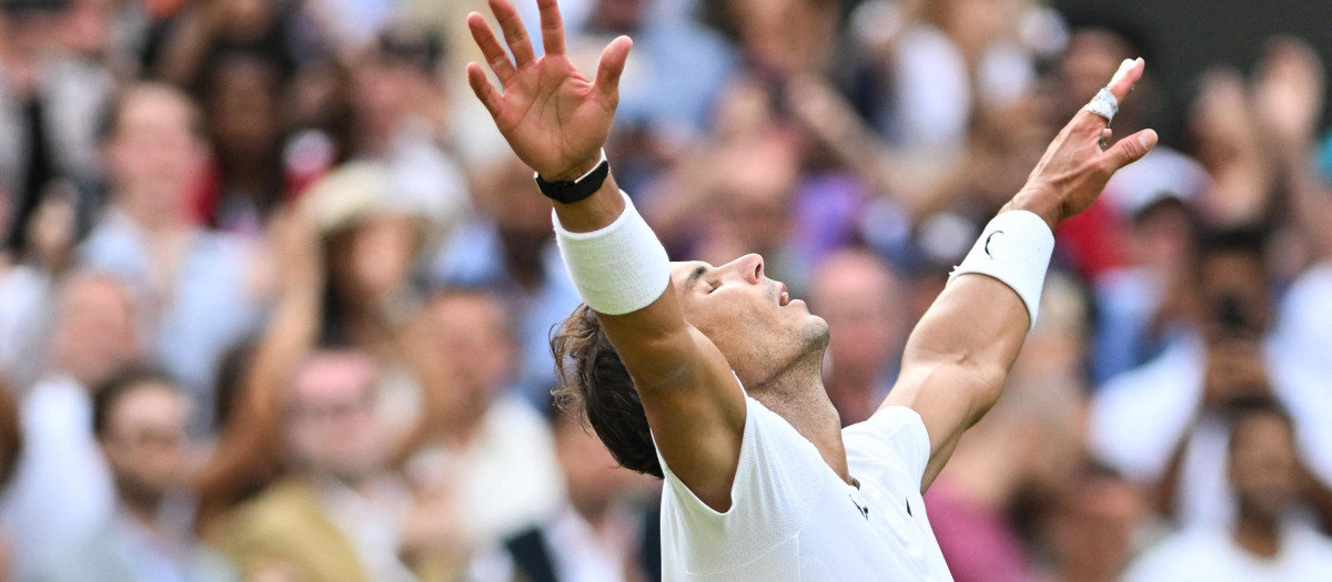 Rafa Nadal, brazos al aire, celebra su épica victoria ante Taylor Fritz