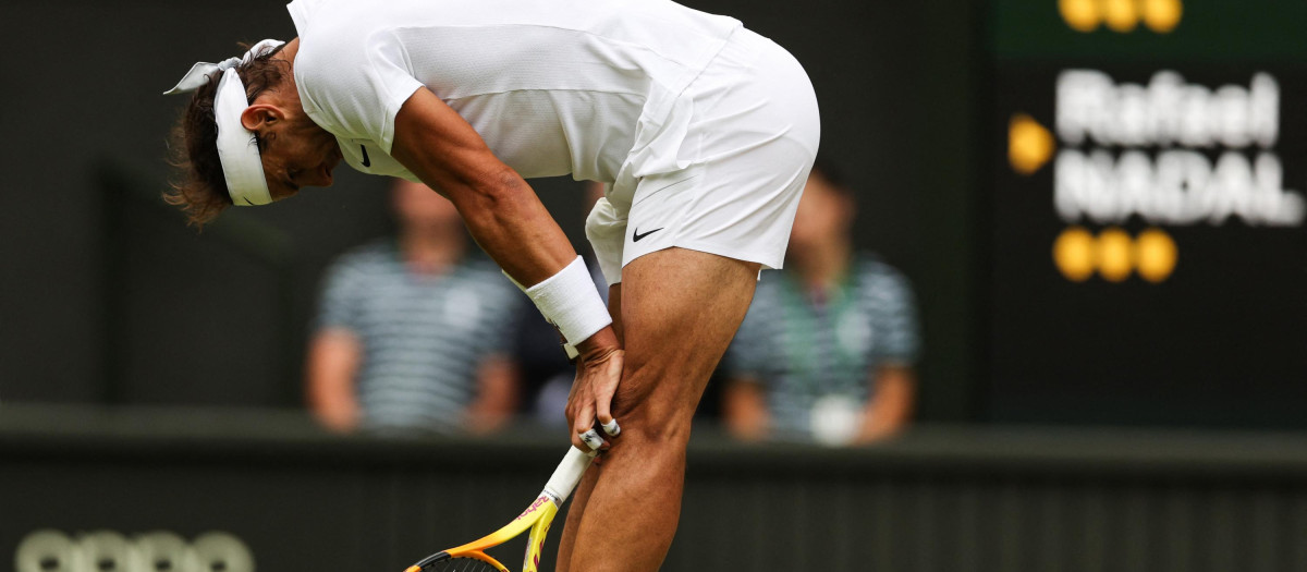 Nadal, cabizbajo, mira al suelo en un momento del segundo set, cuando las molestias amenazaban con terminar antes de tiempo su duelo ante Fritz