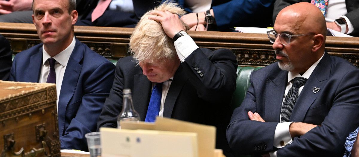 Boris Johnson (centro), flanqueado por el secretario de Justicia y viceprimer ministro de Gran Bretaña, Dominic Raab (izquierda), y el nuevo ministro de Hacienda de Gran Bretaña, Nadhim Zahawi