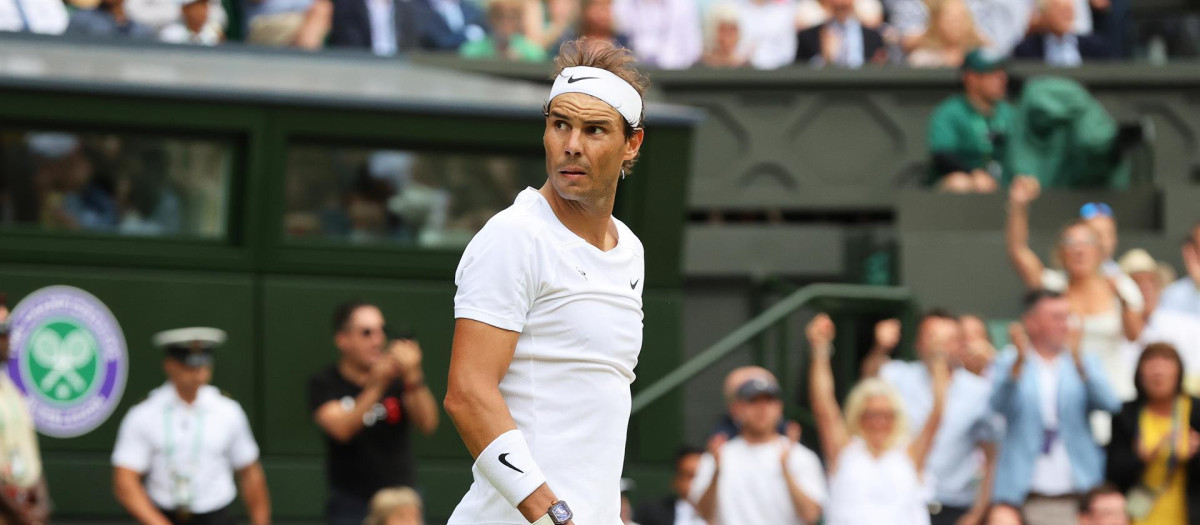Rafa Nadal en un momento de su partido de cuartos de final de Wimbledon