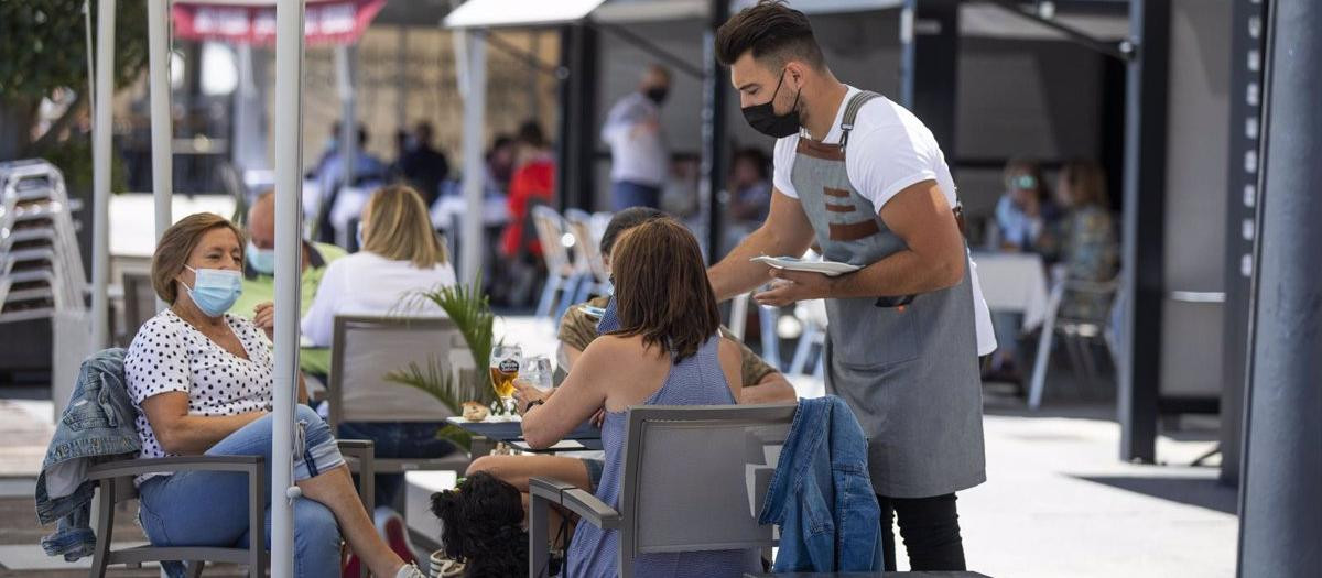 04-06-2021 Varias personas en una terraza del paseo marítimo de la playa de Sanxenxo, a 4 de junio de 2021, en Sanxenxo, Pontevedra, Galicia, (España). El aumento de las temperaturas y la progresiva mejora de la situación epidemiológica ha colaborado en que los gallegos comiencen a ir a la playa antes del inicio del periodo estival, consuman en las terrazas de los establecimientos y mejore el ambiente en la región, siempre con medidas de seguridad para evitar nuevos contagios de coronavirus como el uso de mascarilla y la distancia interpersonal.
ECONOMIA
Beatriz Ciscar - Europa Press