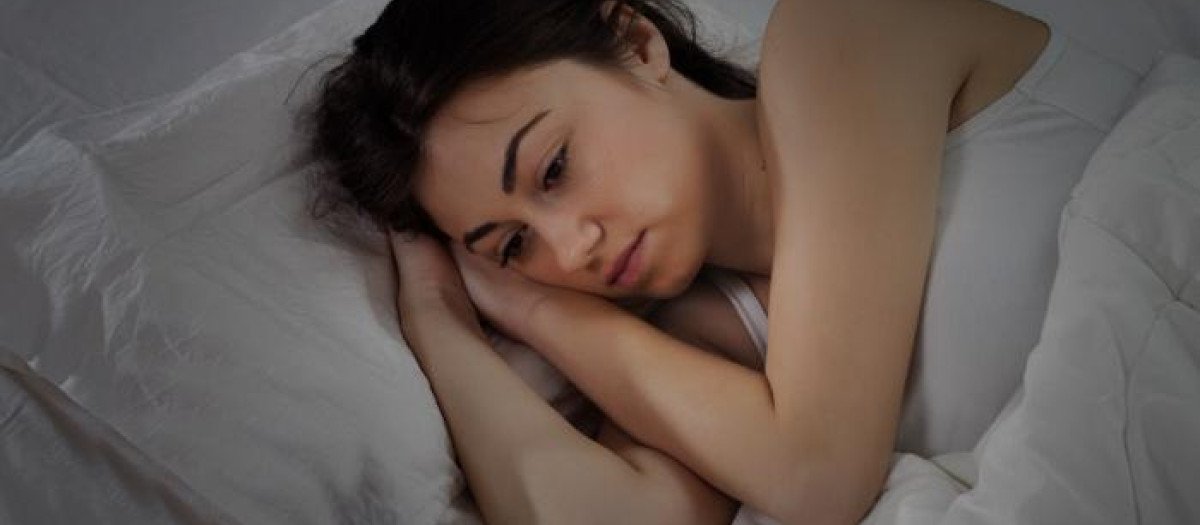 Mujer con insomnio a causa del calor
