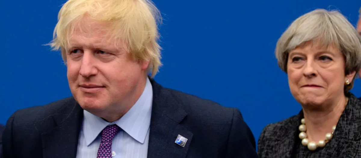 Boris Johnson junto a Theresa May, dos primeros ministros del Partido Conservador