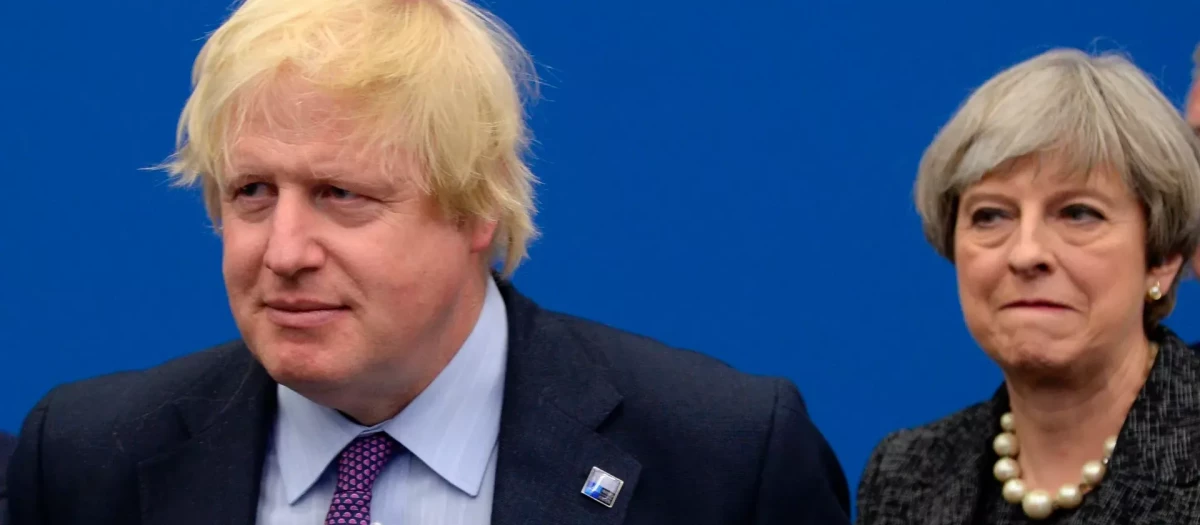 Boris Johnson junto a Theresa May, dos primeros ministros del Partido Conservador