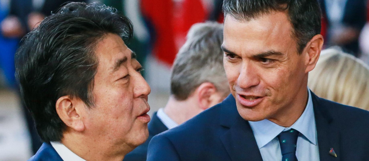 Pedro Sánchez conversa con el primer ministro nipón Shinzo Abe en Bruselas