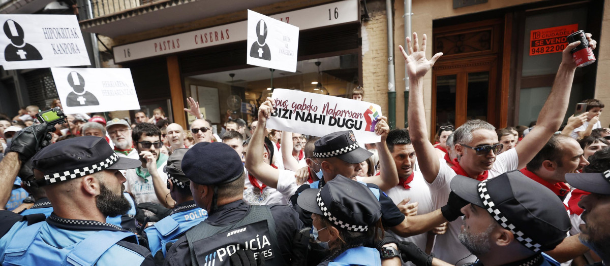GRAFCAV7322. PAMPLONA, 07/07/2022.- Agentes municipales en la calle Curia durante los momentos de mucha tensión que se han producido cuando un grupo de personas ha increpado a la corporación donde se encontraba el alcalde Enrique Maya y han mantenido forcejeos con la Policía Municipal en el regreso a la catedral al termino de la procesión de San Fermin. Al menos tres agentes han resultado heridos y uno ha sido trasladado en ambulancia al Hospital Universitario de Navarra. EFE/ Jesús Diges
