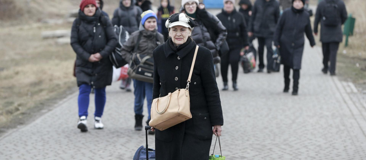 Personas de Ucrania llegan al cruce fronterizo en Medyka, Polonia